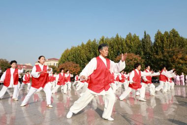 LUANNAN COUNTY, Hebei Eyaleti, Çin - 18 Ekim 2020: İnsanlar meydanda Taijiquan çalışıyor