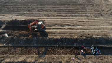 Kazıcılar taro depolamak için hendek kazıyor. LUANNAN COUNTY, Hebei Eyaleti