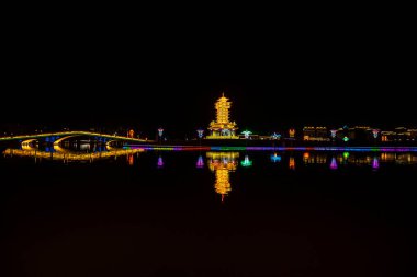 FENGNAN COUNTY, Hebei Eyaleti, Çin - 3 Kasım 2020: Huifeng Lake Scenic Spot 'ta Gece