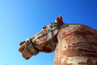 Kırık tahta at kafası heykeli