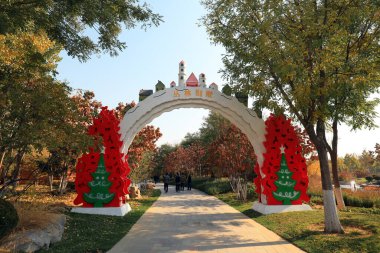 Kemerli kapı parkta.