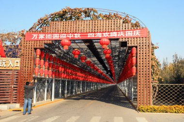 Fengrun Bölgesi, Hebei Eyaleti, Çin - 4 Kasım 2020: Sinamu köyünün kırmızı fener manzarası yolun her iki tarafında yer almaktadır.