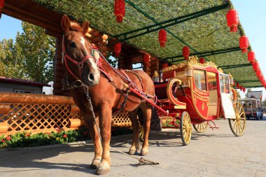 Fengrun Bölgesi, Hebei Eyaleti, Çin - 4 Kasım 2020: Güzel dekore edilmiş vagon bir turistik bölgede.