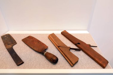 Geleneksel Çin aletleri Kuzey Çin 'de bir sergi salonunda.