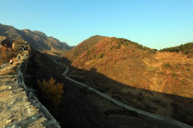 Dağ yolu sonbaharın sonlarında.