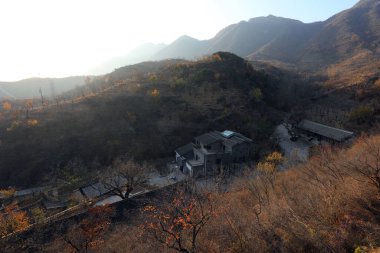 Sonbaharın sonlarında, dağ alanının mimari manzarası