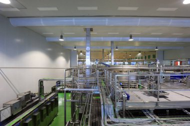 Fengrun Bölgesi, Hebei Eyaleti, Çin - 4 Kasım 2020: Mengniu Dairy üretim hattı makine ve ekipmanları