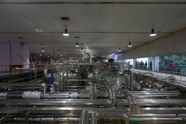 Fengrun Bölgesi, Hebei Eyaleti, Çin - 4 Kasım 2020: Mengniu Dairy üretim hattı makine ve ekipmanları