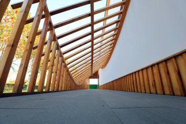 Ahşap yapı bir parkta şekillenir.