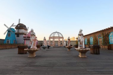 Tangshan Şehri, Hebei Eyaleti, Çin - 4 Kasım 2020: Parktaki Avrupalı kadın heykeli