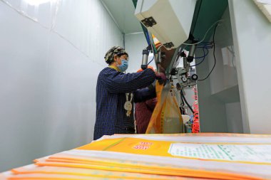 LUANNAN COUNTY, Hebei Eyaleti, Çin - 5 Kasım 2020: İşçiler pirinç işleme fabrikasının üretim hattıyla meşguller