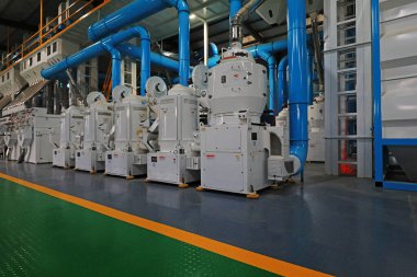 LUANNAN COUNTY, Hebei Eyaleti, Çin - 5 Kasım 2020: pirinç işleme tesisinde gelişmiş makine ve ekipman