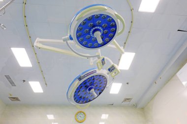 Işıklar ameliyathanede, hastanede.