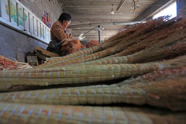 LUANNAN COUNTY, Çin - 1 Aralık 2020: İşçiler, LUANNAN COUNTY, Hebei Eyaleti, Çin