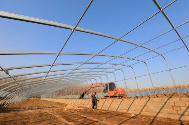 LUANNAN COUNTY, Çin - 2 Aralık 2020: işçiler eliptik galvanize boru iskelet seralar inşa çiftlikler, LUANNAN COUNTY, Hebei Eyaleti, Çin