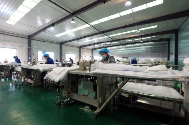 LUANNAN COUNTY, Çin - 8 Aralık 2020: işçiler LUANNAN COUNTY, Hebei Eyaleti, Çin 'deki bir ambalaj ürün hattıyla meşguller.