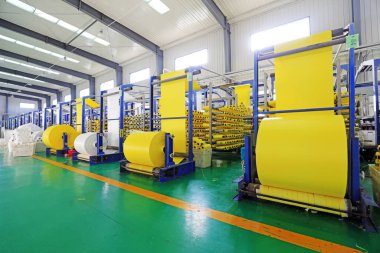 Kuzey Çin 'deki bir ambalaj ürünleri işleme hattında mekanik ekipman.