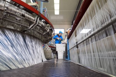 LUANNAN COUNTY, Çin - 8 Aralık 2020: işçiler LUANNAN COUNTY, Hebei Eyaleti, Çin 'deki bir ambalaj ürün hattıyla meşguller.