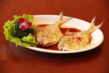 Buğulanmış ayna balığı, geleneksel bir Çin yemeği.