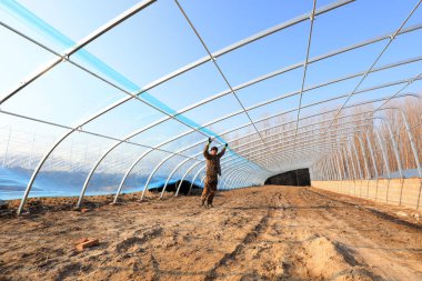 LUANNAN COUNTY, Çin - 10 Aralık 2020: çiftçiler bir çiftlikte yüksek standart seralar inşa ediyorlar, LUANNAN COUNTY, Hebei Eyaleti, Çin