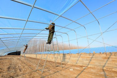 LUANNAN COUNTY, Çin - 10 Aralık 2020: çiftçiler bir çiftlikte yüksek standart seralar inşa ediyorlar, LUANNAN COUNTY, Hebei Eyaleti, Çin