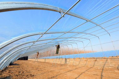 LUANNAN COUNTY, Çin - 10 Aralık 2020: çiftçiler bir çiftlikte yüksek standart seralar inşa ediyorlar, LUANNAN COUNTY, Hebei Eyaleti, Çin