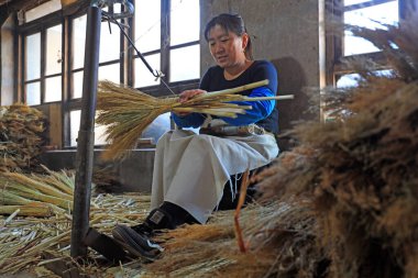 LUANNAN COUNTY, Çin - 11 Aralık 2020: işçiler LUANNAN COUNTY, Hebei Eyaleti, Çin 'deki bir atölyede büyük süpürgeler yapıyorlar.