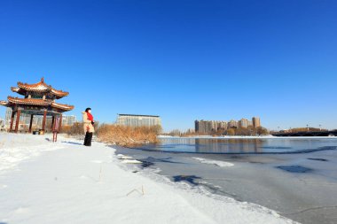 LUANNAN COUNTY, Çin - 13 Aralık 2020: Bir kadın parkta oynuyor, LUANNAN COUNTY, Hebei Eyaleti, Çin