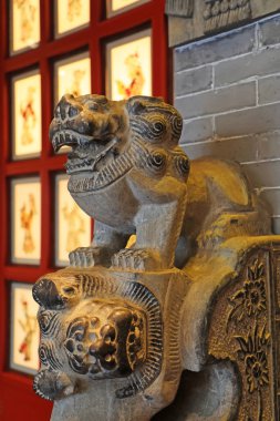 Fengrun Bölgesi, Çin - 22 Aralık 2020: Geleneksel Çin taş oymaları Hebei Eyaleti, Çin 'de bir parkta