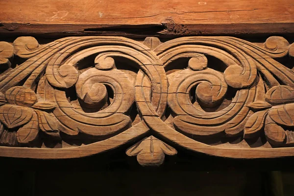 Çin geleneksel ahşap oymacılığı el sanatları Kuzey Çin 'de bir parkta