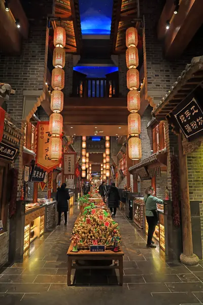 Fengrun Bölgesi, Çin - 22 Aralık 2020: Hebei Eyaleti, Çin 'de geleneksel Çin gıda caddesi