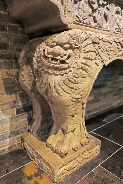 Fengrun Bölgesi, Çin - 22 Aralık 2020: Geleneksel Çin taş oymaları Hebei Eyaleti, Çin 'de bir parkta