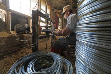 LUANNAN COUNTY, Çin - 25 Aralık 2020: İşçiler LUANNAN COUNTY, Hebei Eyaleti, Çin