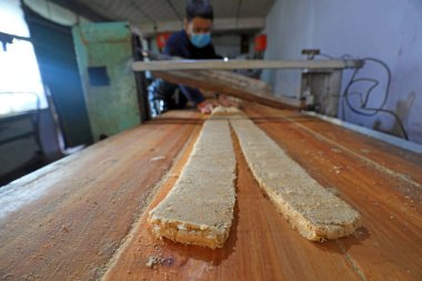 LUANNAN COUNTY, Hebei Eyaleti, Çin - 26 Ocak: Bir aile atölyesinde fıstık ezmesi, fıstık unu ve şeker inceltilmiş şeker işleme haneleri.