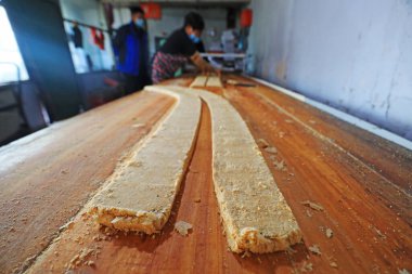 LUANNAN COUNTY, Hebei Eyaleti, Çin - 26 Ocak: Bir aile atölyesinde fıstık ezmesi, fıstık unu ve şeker inceltilmiş şeker işleme haneleri.