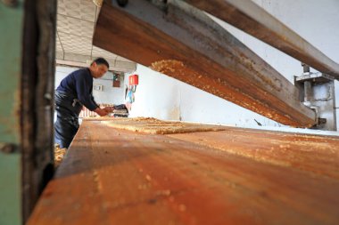 LUANNAN COUNTY, Hebei Eyaleti, Çin - 26 Ocak: Bir aile atölyesinde fıstık ezmesi, fıstık unu ve şeker inceltilmiş şeker işleme haneleri.