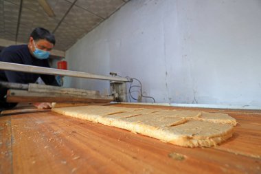 LUANNAN COUNTY, Hebei Eyaleti, Çin - 26 Ocak: Bir aile atölyesinde fıstık ezmesi, fıstık unu ve şeker inceltilmiş şeker işleme haneleri.