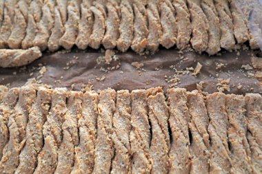 doğrama tahtasındaki fıstık ezmeli şekerler.