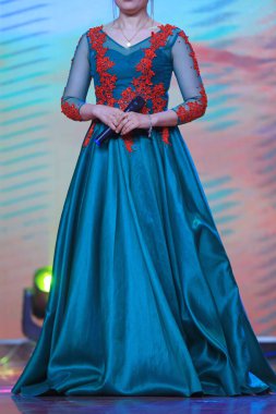 Çin 'in yeni yılını kutlamak için sahnede şarkılar söylenir..