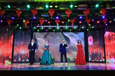 LUANNAN COUNTY, Hebei Eyaleti, Çin - 28 Ocak 2021: Çin Bahar Festivali 'nin gelişini kutlamak için sahnede şarkılar söylenir..
