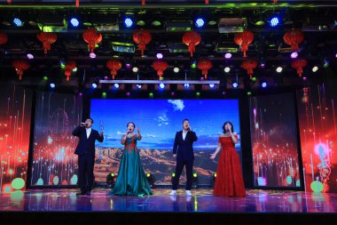 LUANNAN COUNTY, Hebei Eyaleti, Çin - 28 Ocak 2021: Çin Bahar Festivali 'nin gelişini kutlamak için sahnede şarkılar söylenir..
