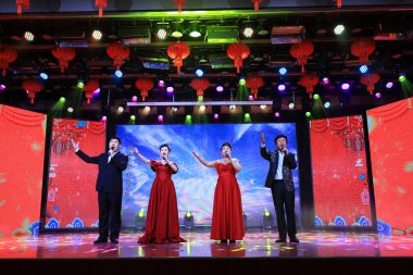 LUANNAN COUNTY, Hebei Eyaleti, Çin - 28 Ocak 2021: Çin Bahar Festivali 'nin gelişini kutlamak için sahnede şarkılar söylenir..