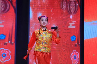 LUANNAN COUNTY, Hebei Eyaleti, Çin - 28 Ocak 2021: Çocuk Allegro rap gösterisi.