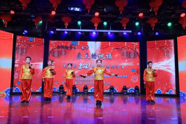LUANNAN COUNTY, Hebei Eyaleti, Çin - 28 Ocak 2021: Çocuk Allegro rap gösterisi.