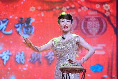 LUANNAN COUNTY, Hebei Eyaleti, Çin - 28 Ocak 2021: Sahnede Gushu rap performansı, geleneksel Çin tarzı sanat performansı.