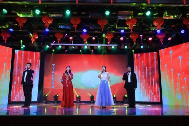 LUANNAN COUNTY, Hebei Eyaleti, Çin - 28 Ocak 2021: Çin Bahar Festivali 'nin gelişini kutlamak için sahnede şarkılar söylenir..