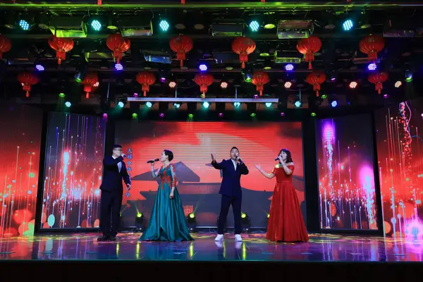LUANNAN COUNTY, Hebei Eyaleti, Çin - 28 Ocak 2021: Çin Bahar Festivali 'nin gelişini kutlamak için sahnede şarkılar söylenir..