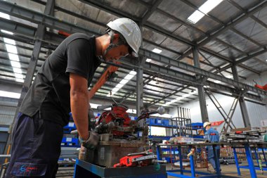 LUANNAN COUNTY, Hebei Eyaleti, Çin - 10 Temmuz 2020: işçiler üretim bandı üzerinde bir fabrikada çalışıyorlar