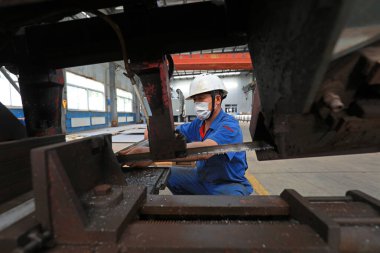 LUANNAN COUNTY, Hebei Eyaleti, Çin - 10 Temmuz 2020: işçiler üretim bandı üzerinde bir fabrikada çalışıyorlar