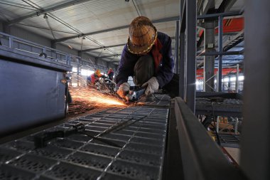 LUANNAN COUNTY, Hebei Eyaleti, Çin - 10 Temmuz 2020: işçiler üretim bandı üzerinde bir fabrikada çalışıyorlar